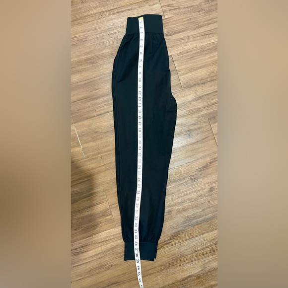 NWOT THEORY Cropped Pant in Viscose-Blend Piqué Jogger Black Pants Sz M - Picture 4 of 5